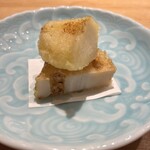 鮨 一二郎 - お鮨じゃないけどMVPあげたいくらい美味しかった天ぷらは｢新蓮根と桃｣。イチジクの天ぷらも美味ですが桃も美味しいのだよね〜(º﹃º`)♥️