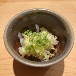 鮨 一二郎 - 淡路島ブランドの｢3年トラフグ｣のてっぴとは贅沢〜。コラーゲンたっぷりでコリコリ食感が楽しい！最高の前菜です✨