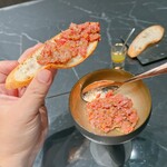 267528399 - こんな感じにバゲットに乗っけ、青唐辛子のエッセンスを落として完成