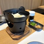 和食・鮮魚 個室居酒屋 初桜 - お通しの湯豆腐