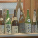たばる坂 - 日本酒がいっぱいディスプレイしてあります。