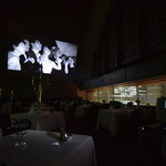 アラスカ - プロジェクターと大型スクリーン