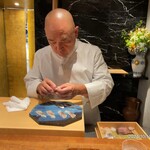 初音鮨 - 中治大将も全てに監修し温かく見守ります。お話も大変興味深いものばかりでした。