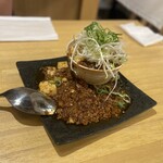 餃子のかっちゃん - こぼれる麻婆豆腐