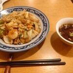 円喜家 - 五目あんかけごはん(ラーメンスープ？付)　エビがプリプリ!!