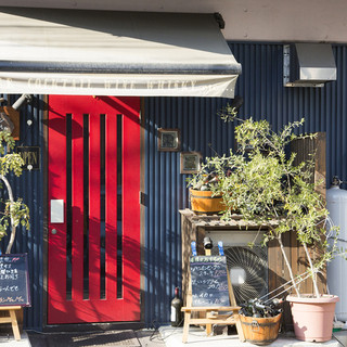 大人が集い、こだわりの洋食とお酒を楽しんでいただけるお店です