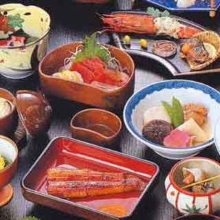 The popular ``Unagi no Yado Course'' comes with 8 dishes including kabayaki.