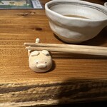 やんばるダイニング　松の古民家 - 箸置きも豚さん