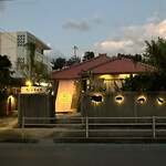 やんばるダイニング　松の古民家 - 車は左が入口