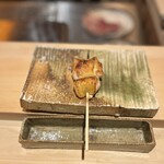 焼き鳥 こと - ふりそで（肩）。最初の一串。期待が高まります。