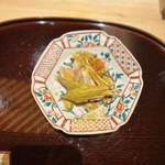 焼き鳥 こと - 鶏もも。スプラウトと一緒に。