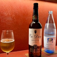 Ji-Cube - 帆立に使われている紹興酒との相性を考えて、というシェリーを、ソーダで割って。
                    梅も入っているので、どこか杏露酒のような爽やかさも、柑橘のジュレと合いますね。