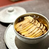 Ji-Cube - 豪華なスープですねぇ(^^)
                    刺激のある串料理の後でも負けない、しっかり味を出している清湯。
                    そして具材には松茸、鱶鰭、貝柱。
                    たまには、こういうリッチな味わいのスープも、元気が出ていいですね！