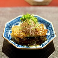 Ji-Cube - メニュー表記は「茄子の生姜ソースがけ」ですが、フライには秋刀魚。
                      薬味と一緒にいただけば、もう完全な大好物♪