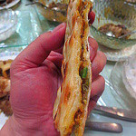 サプナ - ナンの中にはスパイス、チーズ、玉ねぎ、ピーマン。カレーピザ的な感覚のナン