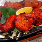 サプナ - 鉄板でジュウジュウと焼き上げられたチキンティッカ