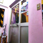 全く飾りっ気のない店舗ドア（笑）