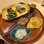 銀座 しのはら - 帆立貝　胡麻豆腐　シャインマスカット　鯛のたれ焼き　小芋　干瓢　枝豆　煮鮑　蛸　庄内麸に挟んだチーズ　紅白のナマス