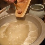 博多 華味鳥 - つくねを入れる②