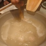 博多 華味鳥 - つくねを入れる①