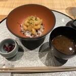 天冨良 麻布よこ田 - 芝海老の天丼と味噌汁・漬物