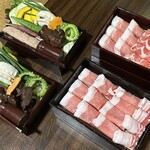 やんばるダイニング　松の古民家 - 手前が純血統の島黒アグー　奥がブランド豚の島豚あぐー