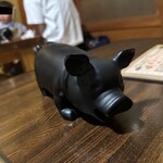 やんばるダイニング　松の古民家 - ソフビのこの豚さんのお腹を押して店員さんを呼びます