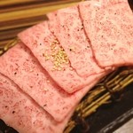 食彩和牛しげ吉 - BMS12の鹿児島黒牛のサーロイン。半端無いサシ。サシと言うか、ほぼ脂の塊（笑）