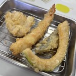 天麩羅処ひらお 本店 - 揚げたての天ぷらがどんどん置かれる