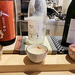 すしやのたい悟 - 利き酒3種。組み合わせは、辛口、甘口、お任せ。
      千葉県の寒菊。山形県のサングロウ。奈良県のみむろ杉。敷き物の縁と瓶の色合いに目をみはる。