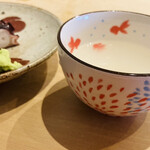 すしやのたい悟 - それぞれの盃ずっと眺めていられます。