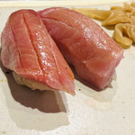 すしやのたい悟 - 赤身。中とろ。鮪は美味しい、と久々に！写真は撮り忘れましたがホッキ貝。次の季節にはこちらのホッキ貝を肴に飲みたい。