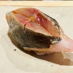 すしやのたい悟 - アジ。カウンターですと大将が味を整えてくださるからお醤油はつけずにいただけます。