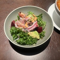 THE CONDER HOUSE - アボカドといちじく、ケールのサラダ