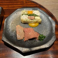 炭焼 TORI8 - ホロホロ鳥のレバーのコンフィと生レバー、ささみと秋野菜のテリーヌ