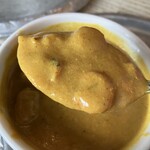 Sajilo Cafe - シーフードカレーの具材は小ぶりながら、エビ、イカ、アサリの旨味がグレイビーにモッコリ入ったヤツ