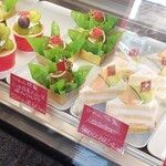 洋菓子倶楽部 KAREN - ウィンドウケース