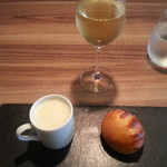 ビストロ・アロンジー - ランチ・・・春キャベツのスープ、　自家製パン、　白グラスワイン　