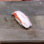 鮨裕 - 金目鯛♪炙り加減が香りを引き立て、塩が甘さを際立てる♪
