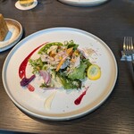 BURDIGALA MARUNOUCHI The Restaurant - 前菜は色鮮やかなサラダ。ビーツを使ったドレッシングだったかな、とても美味しかったです。