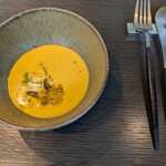 BURDIGALA MARUNOUCHI The Restaurant - カボチャのスープ。スパイスも効いていて、とても美味しいだけでなく、新鮮・斬新な味でした。