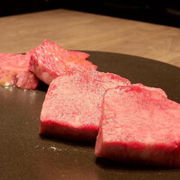 焼肉うしごろ 池袋店 - 奥:厚切りハラミ　手前:厚切り牛タン