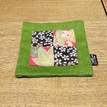 蕎麦の実 よしむら - 地域がらの素敵なコースター座布団というんでしょうか？