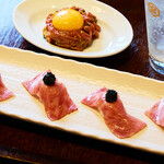 焼肉 ドリルズ - ユッケ風ローストビーフ、肉のお寿司キャビアのせ