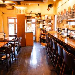 パーティ予約も可能☆オープンキッチンのカジュアルな店内