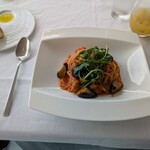 リストランテAO 逗子マリーナ - 見た目も美しいパスタ。パンは頻繁にお代わりを持ってきてくれました。