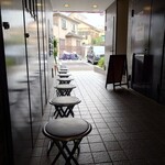 鰻 むさし乃 - 入口付近の椅子