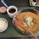 桃桃 - こってり辛口ニンニクみそラーメン（一杯無料サービスのミニライス）
