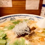 らぁめん 一福 - 味噌ペーストの上で燦然と輝く鮫軟骨。