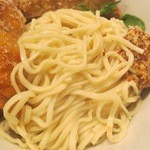 麺がまたいつもと違う柔なタイプ。楕円のやや平打ち麺